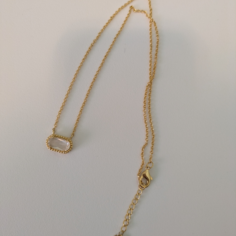 Chic Gold Necklace with Oval Pendant